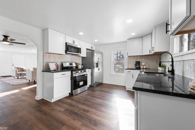 130 Calvert Avenue, Waterford Twp, MI 48328