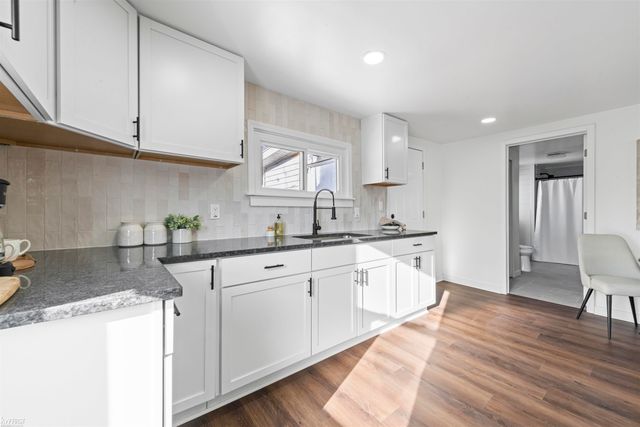 130 Calvert Avenue, Waterford Twp, MI 48328