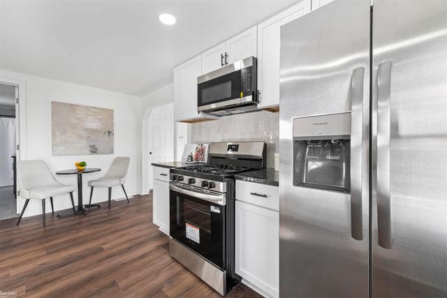 130 Calvert Avenue, Waterford Twp, MI 48328