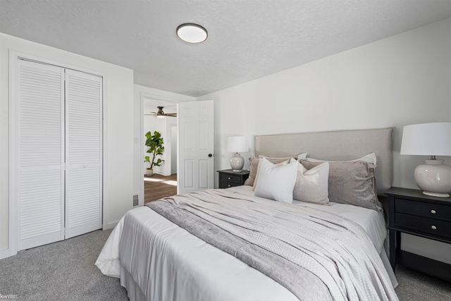 130 Calvert Avenue, Waterford Twp, MI 48328