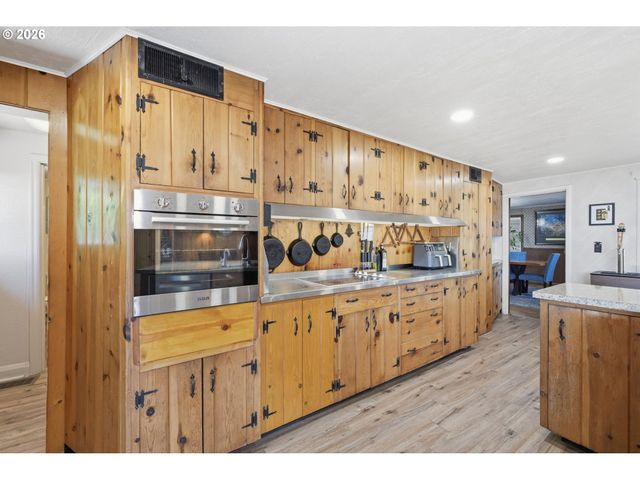 110 CORLISS Ln, Eugene, OR 97404