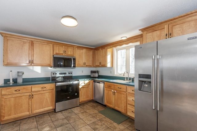 979 Hildreth Street, Dracut, MA 01826