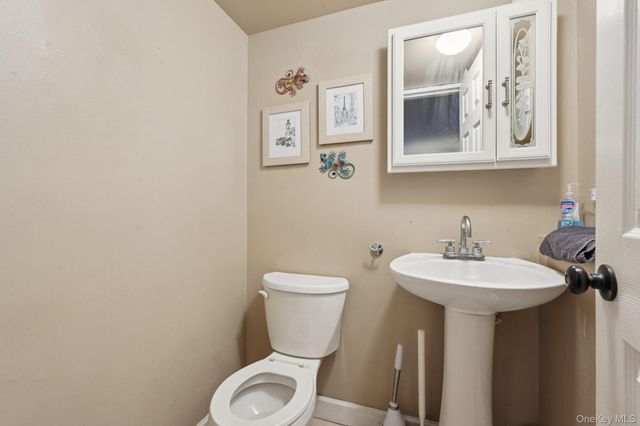 105 Shaker Court N, New Windsor, NY 12553