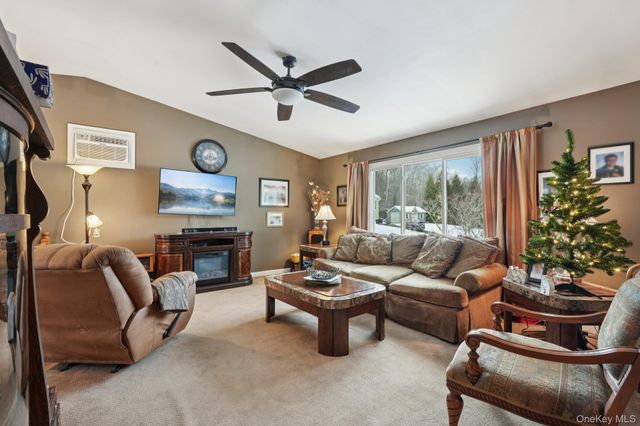 105 Shaker Court N, New Windsor, NY 12553