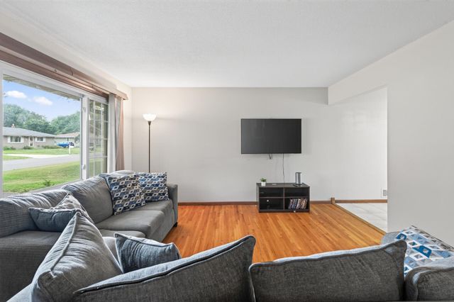 69 Dennis Lane N, Maplewood, MN 55119