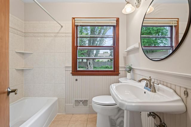 69 Dennis Lane N, Maplewood, MN 55119