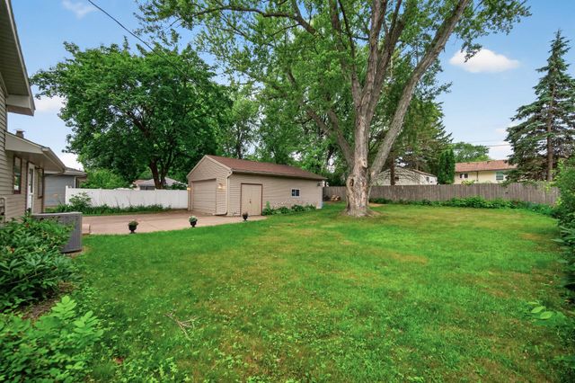 69 Dennis Lane N, Maplewood, MN 55119