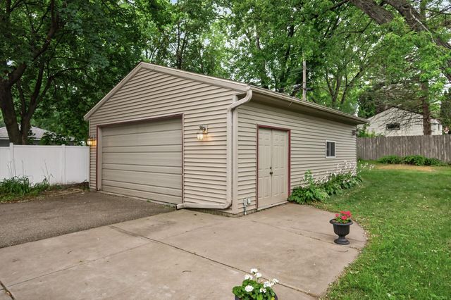 69 Dennis Lane N, Maplewood, MN 55119