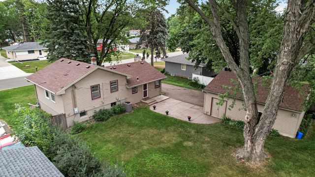 69 Dennis Lane N, Maplewood, MN 55119