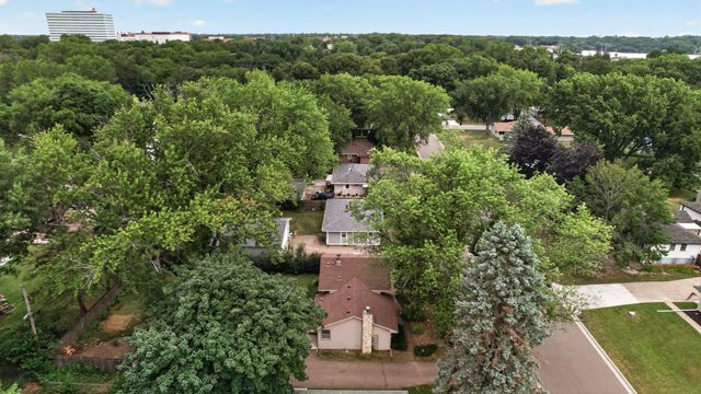 69 Dennis Lane N, Maplewood, MN 55119