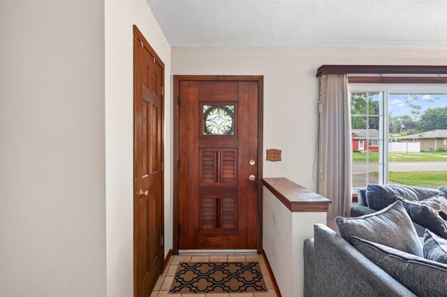 69 Dennis Lane N, Maplewood, MN 55119