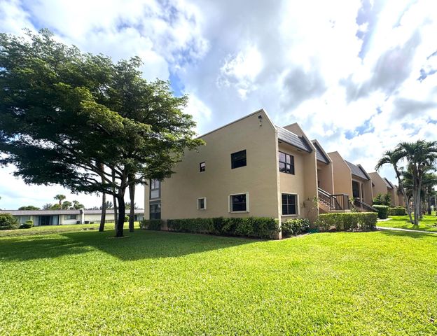 130 Lake Nancy Drive 101, West Palm Beach, FL 33411
