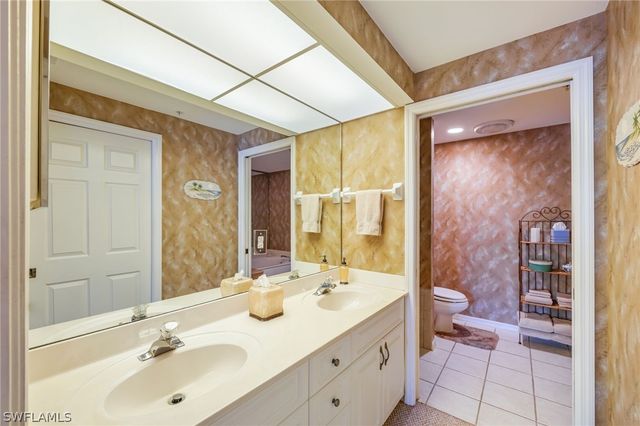 760 Waterford DR 203, Naples, FL 34113