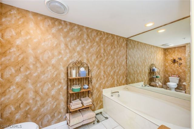 760 Waterford DR 203, Naples, FL 34113