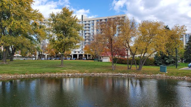 20 N Tower Road 6J, Oak Brook, IL 60523