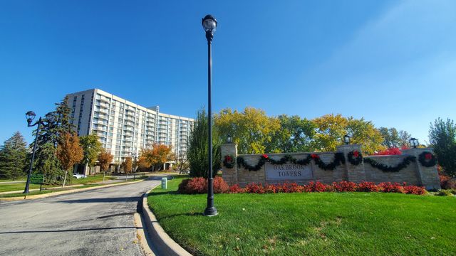 20 N Tower Road 6J, Oak Brook, IL 60523