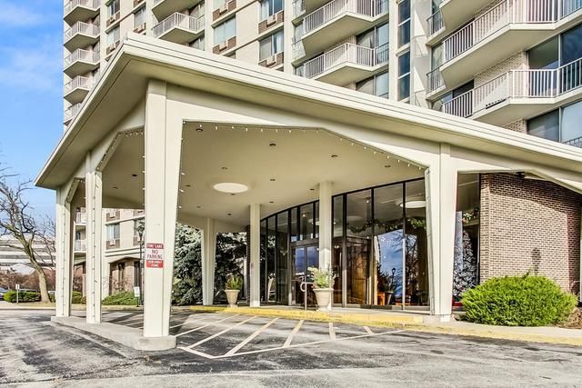 20 N Tower Road 6J, Oak Brook, IL 60523