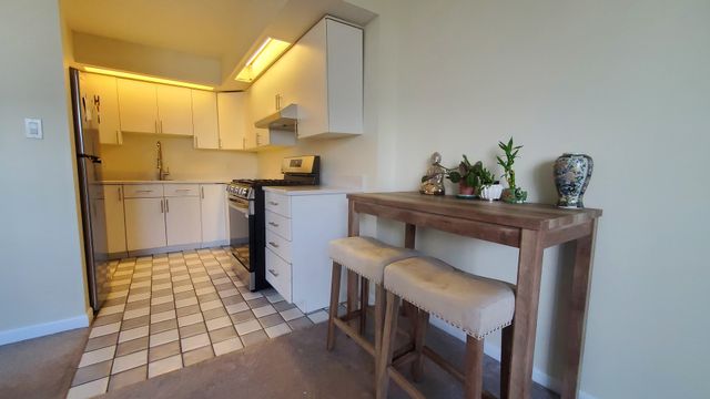 20 N Tower Road 6J, Oak Brook, IL 60523