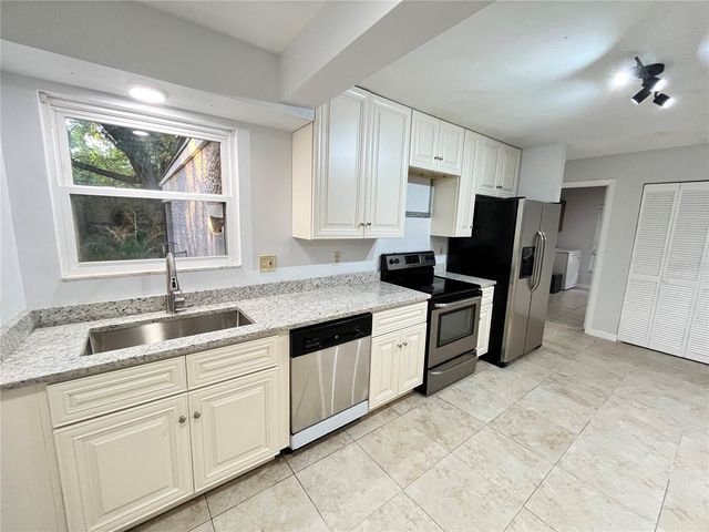 6 ROBINWOOD DRIVE, Longwood, FL 32779