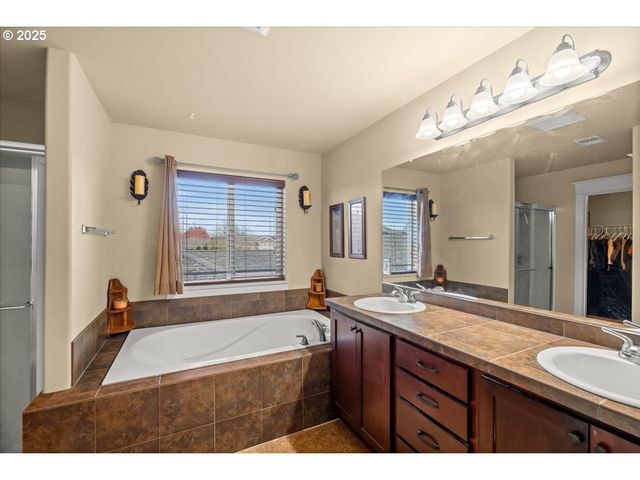 1138 37TH Ave, Forest Grove, OR 97116