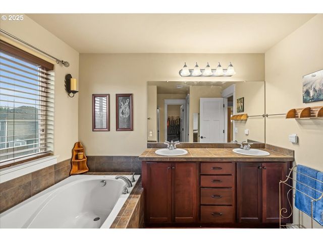 1138 37TH Ave, Forest Grove, OR 97116