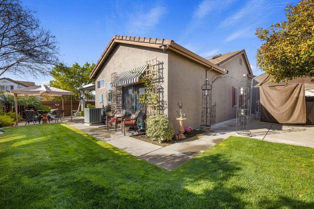 1816 Hyde Park Ln, Manteca, CA 95336