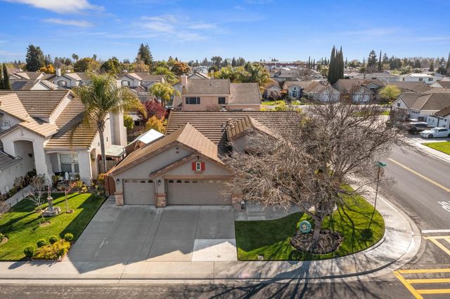 1816 Hyde Park Ln, Manteca, CA 95336