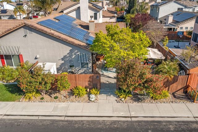 1816 Hyde Park Ln, Manteca, CA 95336