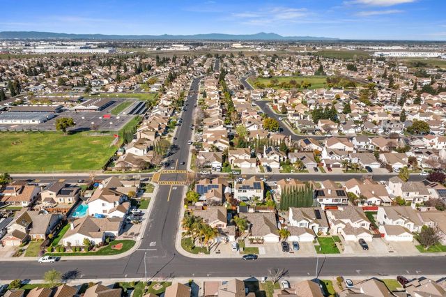 1816 Hyde Park Ln, Manteca, CA 95336