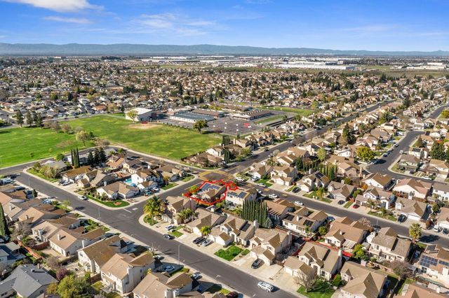 1816 Hyde Park Ln, Manteca, CA 95336