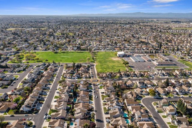 1816 Hyde Park Ln, Manteca, CA 95336