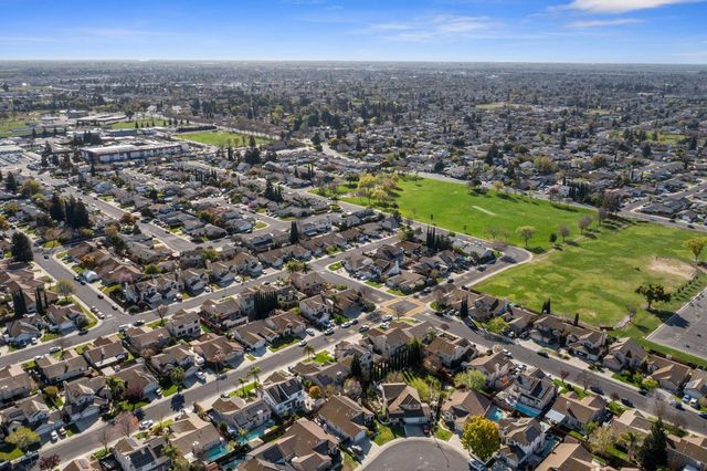 1816 Hyde Park Ln, Manteca, CA 95336
