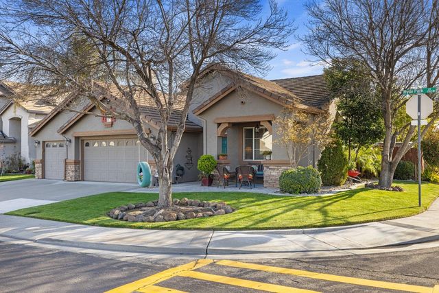 1816 Hyde Park Ln, Manteca, CA 95336