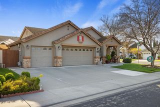 1816 Hyde Park Ln, Manteca, CA 95336