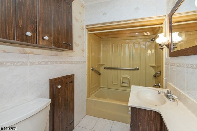 17 South Dr, Woodland Park, NJ 07424