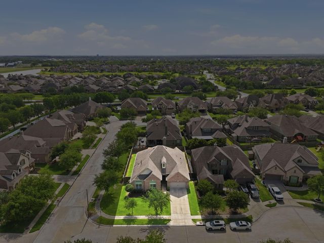 901 Cozy Hollow Court, Friendswood, TX 77546