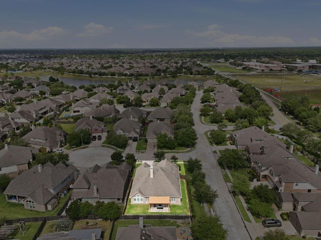 901 Cozy Hollow Court, Friendswood, TX 77546