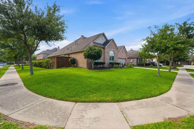 901 Cozy Hollow Court, Friendswood, TX 77546