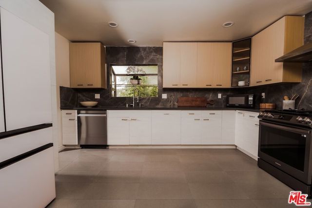5211 Baza Avenue, Woodland Hills (los Angeles), CA 91364