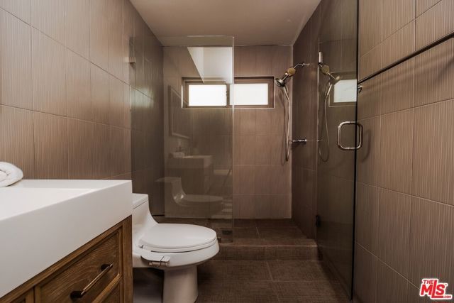 5211 Baza Avenue, Woodland Hills (los Angeles), CA 91364