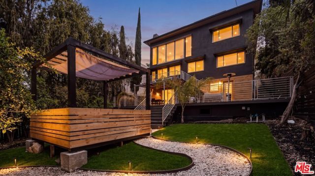 5211 Baza Avenue, Woodland Hills (los Angeles), CA 91364