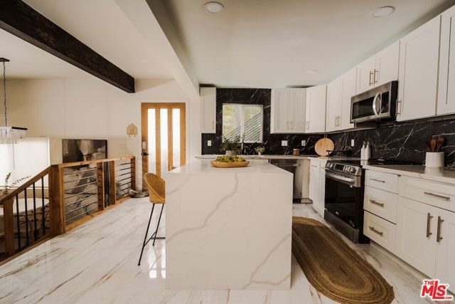 5211 Baza Avenue, Woodland Hills (los Angeles), CA 91364