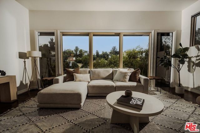 5211 Baza Avenue, Woodland Hills (los Angeles), CA 91364