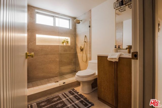 5211 Baza Avenue, Woodland Hills (los Angeles), CA 91364