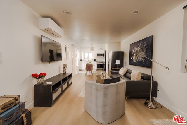5211 Baza Avenue, Woodland Hills (los Angeles), CA 91364