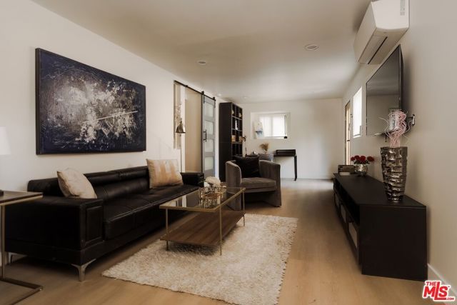 5211 Baza Avenue, Woodland Hills (los Angeles), CA 91364