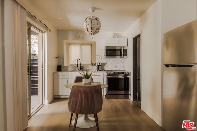 5211 Baza Avenue, Woodland Hills (los Angeles), CA 91364