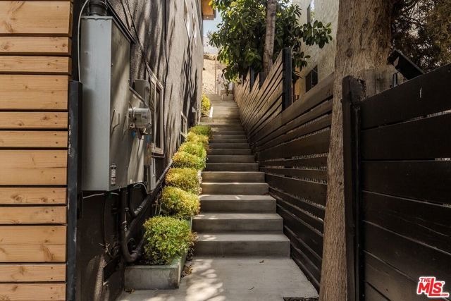 5211 Baza Avenue, Woodland Hills (los Angeles), CA 91364