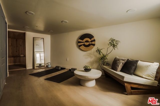 5211 Baza Avenue, Woodland Hills (los Angeles), CA 91364