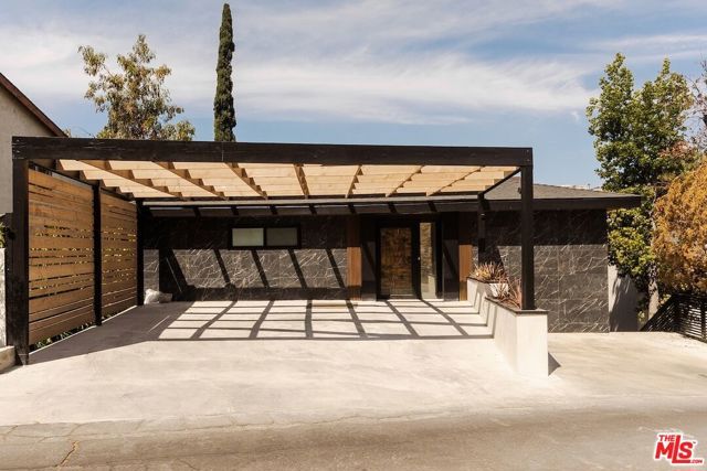 5211 Baza Avenue, Woodland Hills (los Angeles), CA 91364